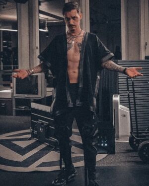 Florian Diedrich Instagram - 1 - Mag dieses Shooting Outfit sehr. Bisschen Darkwear, bisschen Anime Villain Vibes... 
2 - neue Maske 
3 - Wie ich erfahre, dass Bierdeckel-Flippen das nächste Spiel bei den Pub Games ist 😈 
4 - Billard 
5 - Aktuellster Formcheck 
6 - Neues @i.died.rich Shirt 
7 - arbeite immer gerne mit Beton als "Leinwand" 
8 - extrem schönes Bild... kann man lange drauf rumrenken und ich liebe alles daran