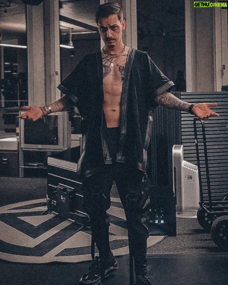 Florian Diedrich - 7.2K Likes - 1 - Mag dieses Shooting Outfit sehr. Bisschen Darkwear, bisschen Anime Villain Vibes...
2 - neue Maske
3 - Wie ich erfahre, dass Bierdeckel-Flippen das nächste Spiel bei den Pub Games ist 😈
4 - Billard
5 - Aktuellster Formcheck
6 - Neues @i.died.rich Shirt
7 - arbeite immer gerne mit Beton als "Leinwand"
8 - extrem schönes Bild... kann man lange drauf rumrenken und ich liebe alles daran