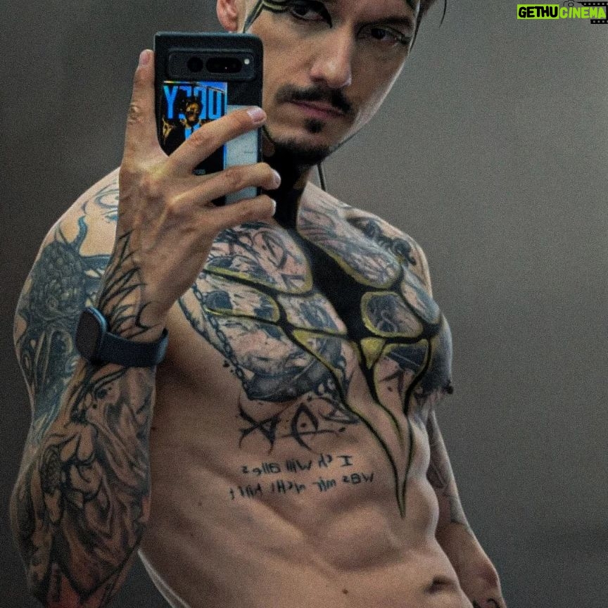 Florian Diedrich - 14.5K Likes - 1 - Griechischer Philosoph auf Krankenhaus & OP-Drip angelehnt... Is'n Fit, würde ich sagen. 😅😮💨
2 - Never go full Anime Villain...
3 - Aufnahmen der Deutschen Songs laufen. Album kann sicherlich noch im Juli kommen. Wird ganz geil.
4 - Work in Progress
5 - Neues Projekt für IDR... 20% des Gewinns durch Sad People Society Produkte werden immer, jeden Monat an Organisationen zur Suizidprävention gespendet. Nächster @i.died.rich Drop kommt schon sehr bald!!!
6 - Trick, den ich dieses Jahr unbedingt sicher beherrschen will ist der "Strawberry Milkshake". Finde den wahnsinnig ästhetisch & ich glaub den krieg ich bald sicher hin.
7 - Hot Summer Drip...
8 - Zur Entspannung trägt er die Gesichter seiner Opfer...
9 - Neuer Anzug aus dem @adlershofer_fundus
10 - Irgendwie sieht einer von uns beiden deutlich entspannter aus als der Andere... Hmmm...