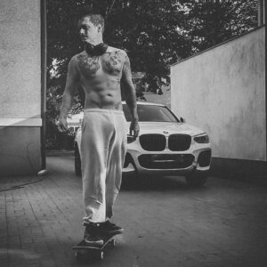 Florian Diedrich Instagram - Progress Update. Nach meiner OP nach dem Bauchdeckenriss hab ich einiges umgestellt, weil ich mich einfach nicht getraut habe wieder mit den selben Gewichten zu arbeiten. Ich bin wieder zu mehr Explosivkraft gewechselt, komplexere Übungen, mehr Spaß durch Skaten, BMX, regelmäßig wieder am Sandsack trainieren... Ich habe sehr lange versucht einfach mehr Masse aufzubauen, es fiel mir aber einfach immer schwerer und momentan bin ich ziemlich happy wie es läuft und der Progress gefällt mir. Kraft kommt auch wieder, Gewichte steigern sich wieder langsam, aber stetig und KFA Ziel rückt langsam auch in Sicht... Bin gespannt, wie der Sommer wird. 
An alle, die auch gerade ihre ganz persönlichen Ziele im Sport verfolgen, wie auch immer die für euch aussehen werden, ich wünsche euch viel Spaß dabei, haltet durch und denkt immer dran. Man kann nicht jeden Tag motiviert sein, aber man ist jeden Tag glücklicher darüber, durchgezogen zu haben, als sich darüber zu ärgern, das man sich nicht aufraffen konnte... Haltet durch! Ihr seid auf dem richtigen Weg!