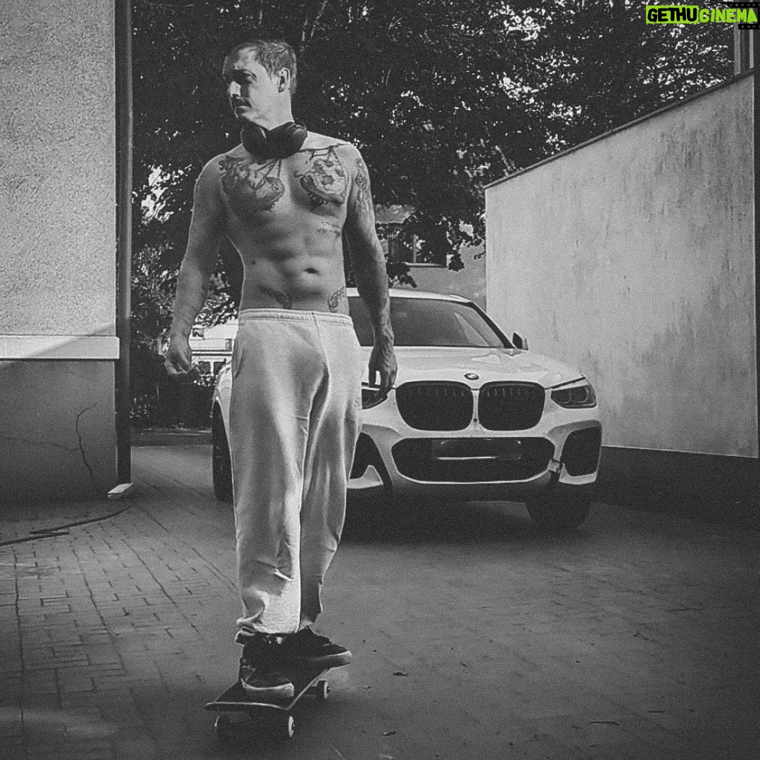 Florian Diedrich - 12K Likes - Progress Update. Nach meiner OP nach dem Bauchdeckenriss hab ich einiges umgestellt, weil ich mich einfach nicht getraut habe wieder mit den selben Gewichten zu arbeiten. Ich bin wieder zu mehr Explosivkraft gewechselt, komplexere Übungen, mehr Spaß durch Skaten, BMX, regelmäßig wieder am Sandsack trainieren... Ich habe sehr lange versucht einfach mehr Masse aufzubauen, es fiel mir aber einfach immer schwerer und momentan bin ich ziemlich happy wie es läuft und der Progress gefällt mir. Kraft kommt auch wieder, Gewichte steigern sich wieder langsam, aber stetig und KFA Ziel rückt langsam auch in Sicht... Bin gespannt, wie der Sommer wird.
An alle, die auch gerade ihre ganz persönlichen Ziele im Sport verfolgen, wie auch immer die für euch aussehen werden, ich wünsche euch viel Spaß dabei, haltet durch und denkt immer dran. Man kann nicht jeden Tag motiviert sein, aber man ist jeden Tag glücklicher darüber, durchgezogen zu haben, als sich darüber zu ärgern, das man sich nicht aufraffen konnte... Haltet durch! Ihr seid auf dem richtigen Weg!