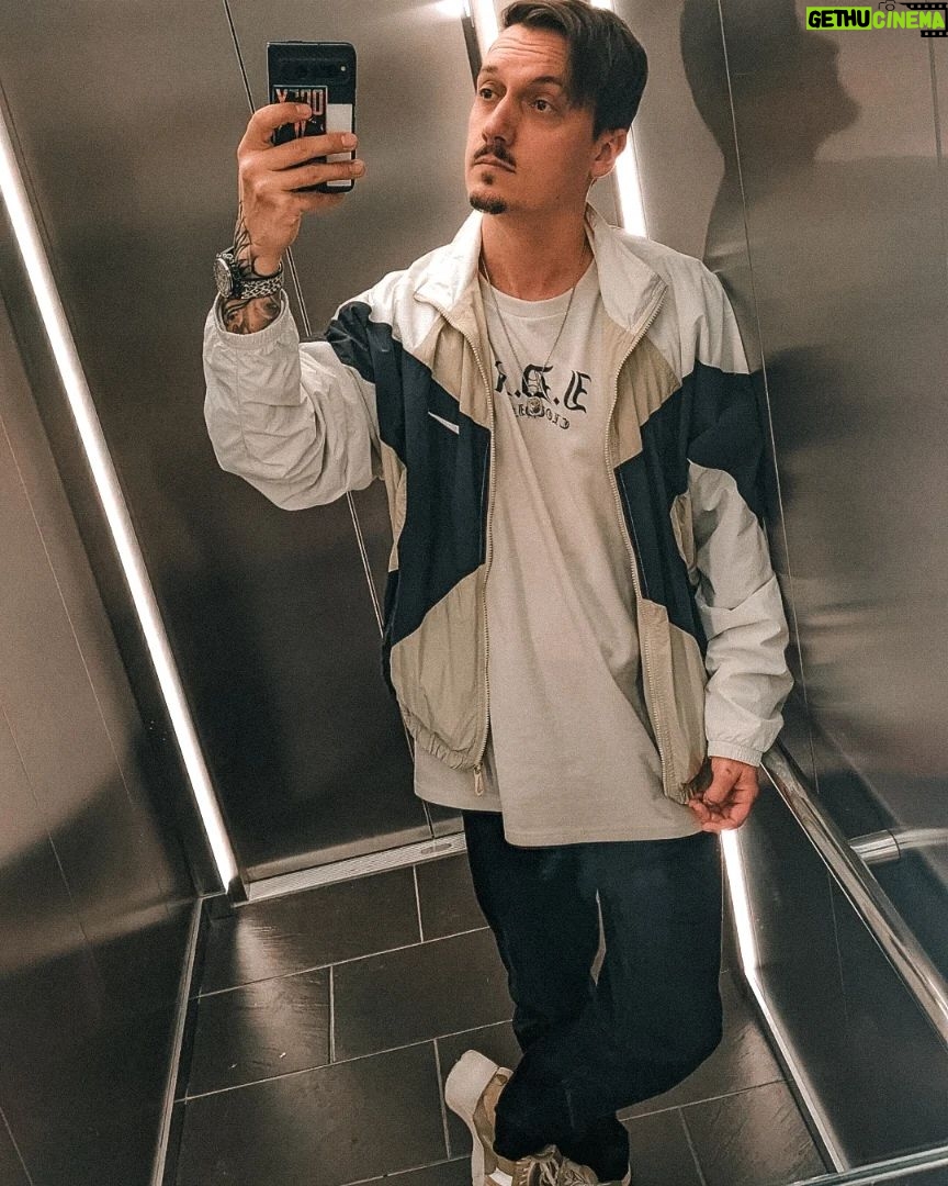 Florian Diedrich - 8K Likes - 1 - IDR Shooting 📸
2 - Aaaaaachtung ‼️
3 - neuen Freund gefunden 🐕
4 - Monty 🐈
5 - IDR Foto nach Bearbeitung
6 - ein @derollikanal im Abendlicht
7 - obligatorisches Fahrstuhl-Selfie 🤳🏻
8 - Kann passieren, dass man mit im Büro so begegnet... kein Grund zur Beunruhigung 😂
9 - Nachtfotografie 🌌
10 - Life is beautiful. 🌚