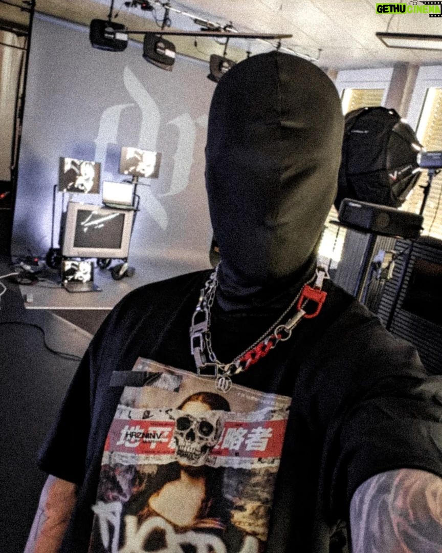 Florian Diedrich - 8K Likes - 1 - IDR Shooting 📸
2 - Aaaaaachtung ‼️
3 - neuen Freund gefunden 🐕
4 - Monty 🐈
5 - IDR Foto nach Bearbeitung
6 - ein @derollikanal im Abendlicht
7 - obligatorisches Fahrstuhl-Selfie 🤳🏻
8 - Kann passieren, dass man mit im Büro so begegnet... kein Grund zur Beunruhigung 😂
9 - Nachtfotografie 🌌
10 - Life is beautiful. 🌚