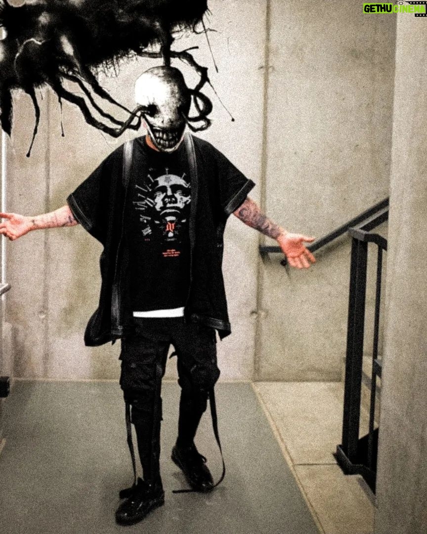 Florian Diedrich - 7.2K Likes - 1 - Mag dieses Shooting Outfit sehr. Bisschen Darkwear, bisschen Anime Villain Vibes...
2 - neue Maske
3 - Wie ich erfahre, dass Bierdeckel-Flippen das nächste Spiel bei den Pub Games ist 😈
4 - Billard
5 - Aktuellster Formcheck
6 - Neues @i.died.rich Shirt
7 - arbeite immer gerne mit Beton als "Leinwand"
8 - extrem schönes Bild... kann man lange drauf rumrenken und ich liebe alles daran