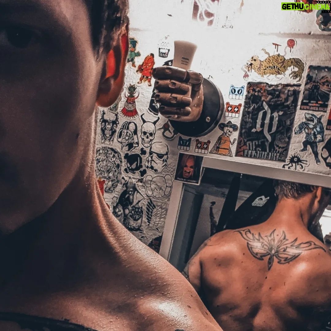 Florian Diedrich - 12K Likes - Progress Update. Nach meiner OP nach dem Bauchdeckenriss hab ich einiges umgestellt, weil ich mich einfach nicht getraut habe wieder mit den selben Gewichten zu arbeiten. Ich bin wieder zu mehr Explosivkraft gewechselt, komplexere Übungen, mehr Spaß durch Skaten, BMX, regelmäßig wieder am Sandsack trainieren... Ich habe sehr lange versucht einfach mehr Masse aufzubauen, es fiel mir aber einfach immer schwerer und momentan bin ich ziemlich happy wie es läuft und der Progress gefällt mir. Kraft kommt auch wieder, Gewichte steigern sich wieder langsam, aber stetig und KFA Ziel rückt langsam auch in Sicht... Bin gespannt, wie der Sommer wird.
An alle, die auch gerade ihre ganz persönlichen Ziele im Sport verfolgen, wie auch immer die für euch aussehen werden, ich wünsche euch viel Spaß dabei, haltet durch und denkt immer dran. Man kann nicht jeden Tag motiviert sein, aber man ist jeden Tag glücklicher darüber, durchgezogen zu haben, als sich darüber zu ärgern, das man sich nicht aufraffen konnte... Haltet durch! Ihr seid auf dem richtigen Weg!
