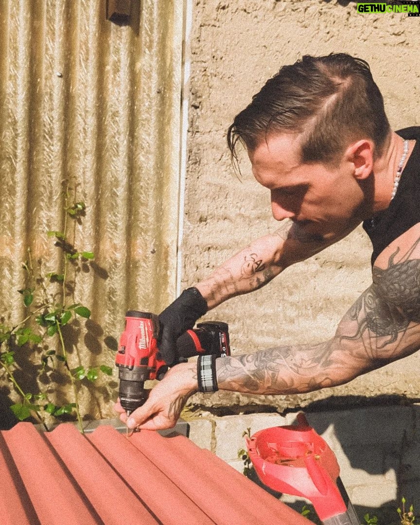 Florian Diedrich - 6.7K Likes - 1 - Neues Vordach bauen
2 - mittlerweile macht mir Arbeit auf Leitern kaum noch was aus, früher hatte ich mit Leitern ja echt meine Probleme 😂
3 - endlich wieder fresh vom Barber
4 - Double Trouble - 2 Tattoos gleichzeitig stechen lassen
5 - Grüße aus dem schönsten Tattoo Studio der Welt @der_grimm_tattoo
6 - Aufgrund des Hand-Tattoos heute ein klassisches Bauch-Beine-Po Training hingelegt 😂👍🏻
7 - try to heal
8 - Man muss Bukowski nicht mögen, aber gelesen haben
9 - Chaos... Orte, an denen ich arbeite, oder mein Auto sehen meist so aus wie mein Kopf. Unaufgeräumt, durcheinander und viel zu viel Zeug auf einmal auf zu engem Raum...
10 - fast fertige Arbeit zum Thema Krieg