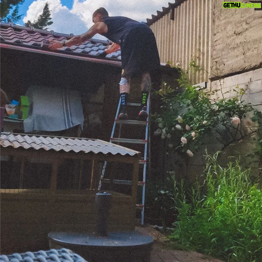 Florian Diedrich - 6.7K Likes - 1 - Neues Vordach bauen
2 - mittlerweile macht mir Arbeit auf Leitern kaum noch was aus, früher hatte ich mit Leitern ja echt meine Probleme 😂
3 - endlich wieder fresh vom Barber
4 - Double Trouble - 2 Tattoos gleichzeitig stechen lassen
5 - Grüße aus dem schönsten Tattoo Studio der Welt @der_grimm_tattoo
6 - Aufgrund des Hand-Tattoos heute ein klassisches Bauch-Beine-Po Training hingelegt 😂👍🏻
7 - try to heal
8 - Man muss Bukowski nicht mögen, aber gelesen haben
9 - Chaos... Orte, an denen ich arbeite, oder mein Auto sehen meist so aus wie mein Kopf. Unaufgeräumt, durcheinander und viel zu viel Zeug auf einmal auf zu engem Raum...
10 - fast fertige Arbeit zum Thema Krieg