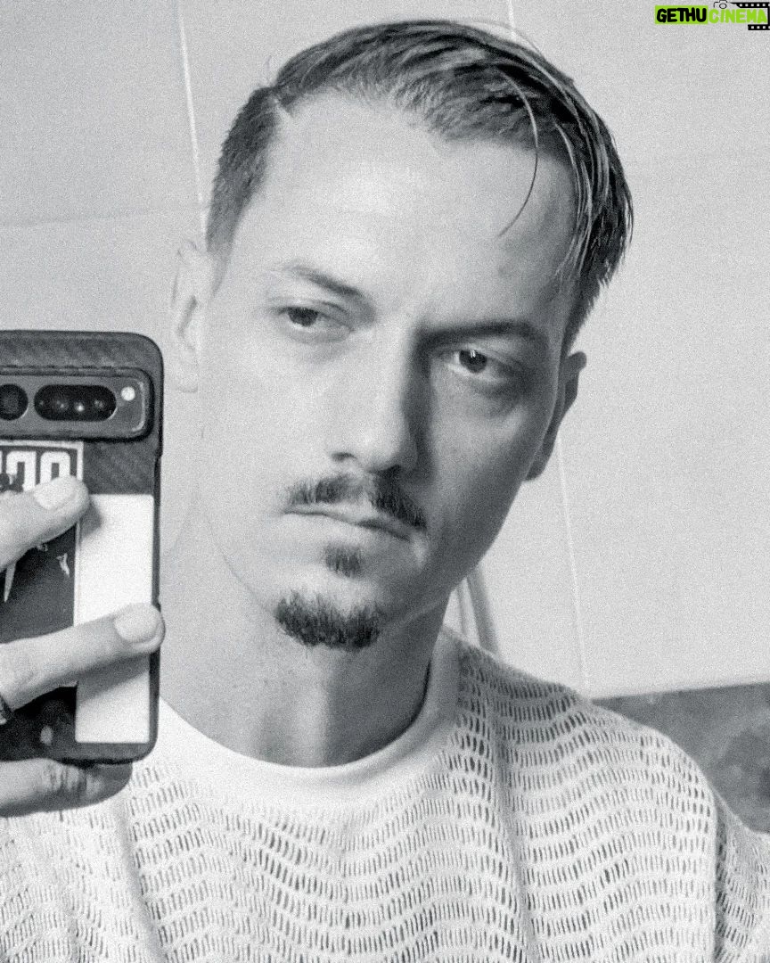 Florian Diedrich - 6.7K Likes - 1 - Neues Vordach bauen
2 - mittlerweile macht mir Arbeit auf Leitern kaum noch was aus, früher hatte ich mit Leitern ja echt meine Probleme 😂
3 - endlich wieder fresh vom Barber
4 - Double Trouble - 2 Tattoos gleichzeitig stechen lassen
5 - Grüße aus dem schönsten Tattoo Studio der Welt @der_grimm_tattoo
6 - Aufgrund des Hand-Tattoos heute ein klassisches Bauch-Beine-Po Training hingelegt 😂👍🏻
7 - try to heal
8 - Man muss Bukowski nicht mögen, aber gelesen haben
9 - Chaos... Orte, an denen ich arbeite, oder mein Auto sehen meist so aus wie mein Kopf. Unaufgeräumt, durcheinander und viel zu viel Zeug auf einmal auf zu engem Raum...
10 - fast fertige Arbeit zum Thema Krieg