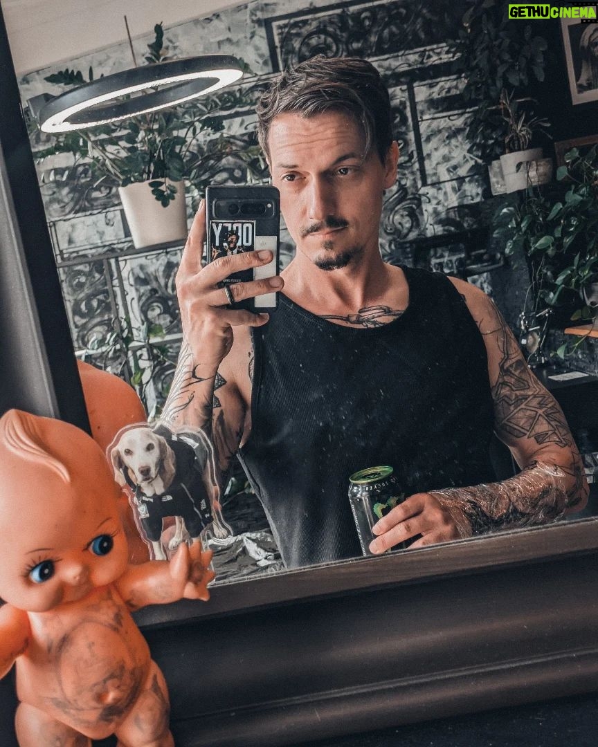 Florian Diedrich - 6.7K Likes - 1 - Neues Vordach bauen
2 - mittlerweile macht mir Arbeit auf Leitern kaum noch was aus, früher hatte ich mit Leitern ja echt meine Probleme 😂
3 - endlich wieder fresh vom Barber
4 - Double Trouble - 2 Tattoos gleichzeitig stechen lassen
5 - Grüße aus dem schönsten Tattoo Studio der Welt @der_grimm_tattoo
6 - Aufgrund des Hand-Tattoos heute ein klassisches Bauch-Beine-Po Training hingelegt 😂👍🏻
7 - try to heal
8 - Man muss Bukowski nicht mögen, aber gelesen haben
9 - Chaos... Orte, an denen ich arbeite, oder mein Auto sehen meist so aus wie mein Kopf. Unaufgeräumt, durcheinander und viel zu viel Zeug auf einmal auf zu engem Raum...
10 - fast fertige Arbeit zum Thema Krieg