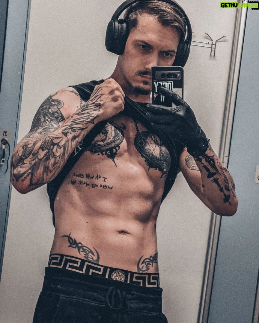 Florian Diedrich - 6.7K Likes - 1 - Neues Vordach bauen
2 - mittlerweile macht mir Arbeit auf Leitern kaum noch was aus, früher hatte ich mit Leitern ja echt meine Probleme 😂
3 - endlich wieder fresh vom Barber
4 - Double Trouble - 2 Tattoos gleichzeitig stechen lassen
5 - Grüße aus dem schönsten Tattoo Studio der Welt @der_grimm_tattoo
6 - Aufgrund des Hand-Tattoos heute ein klassisches Bauch-Beine-Po Training hingelegt 😂👍🏻
7 - try to heal
8 - Man muss Bukowski nicht mögen, aber gelesen haben
9 - Chaos... Orte, an denen ich arbeite, oder mein Auto sehen meist so aus wie mein Kopf. Unaufgeräumt, durcheinander und viel zu viel Zeug auf einmal auf zu engem Raum...
10 - fast fertige Arbeit zum Thema Krieg