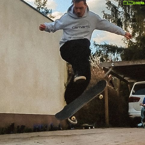 Florian Diedrich - 7.9K Likes - 1 - Pop Shove It wieder ziemlich stabil... Dieses Jahr steh ich den Varial wieder... 😤
2 - Wetter genießen ☀️
3 - Hab so gehofft, dass ich ein major piece aus diesem Drop bekomme! Supreme X Toy Machine 😍😍😍
4 - Zeit für's Beauty Spa... 💅🏻
5 - Diese Brille wird gleich zerstört & zu etwas völlig Anderem umgebaut... 🎭👹
6 - Vanille-Eis ist einfach Liebe... 🍦
7 - Kibbeling auch 🤤
8 - Mein Gesicht, wenn ich einige der Kommentare unter meinem aktuellsten Video sehe 😝😂
9 - Vamp Shirt aus dem aktuellen Drop! Also schau mal vorbei auf WWW.DIED.RICH
Gibt es dieses Jahr etwas Neues für euch, das ihr lernen wollt? 🤔