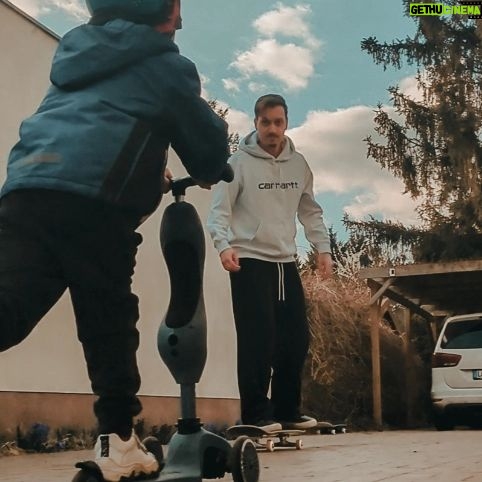 Florian Diedrich - 7.9K Likes - 1 - Pop Shove It wieder ziemlich stabil... Dieses Jahr steh ich den Varial wieder... 😤
2 - Wetter genießen ☀️
3 - Hab so gehofft, dass ich ein major piece aus diesem Drop bekomme! Supreme X Toy Machine 😍😍😍
4 - Zeit für's Beauty Spa... 💅🏻
5 - Diese Brille wird gleich zerstört & zu etwas völlig Anderem umgebaut... 🎭👹
6 - Vanille-Eis ist einfach Liebe... 🍦
7 - Kibbeling auch 🤤
8 - Mein Gesicht, wenn ich einige der Kommentare unter meinem aktuellsten Video sehe 😝😂
9 - Vamp Shirt aus dem aktuellen Drop! Also schau mal vorbei auf WWW.DIED.RICH
Gibt es dieses Jahr etwas Neues für euch, das ihr lernen wollt? 🤔