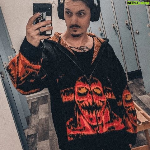 Florian Diedrich - 7.9K Likes - 1 - Pop Shove It wieder ziemlich stabil... Dieses Jahr steh ich den Varial wieder... 😤
2 - Wetter genießen ☀️
3 - Hab so gehofft, dass ich ein major piece aus diesem Drop bekomme! Supreme X Toy Machine 😍😍😍
4 - Zeit für's Beauty Spa... 💅🏻
5 - Diese Brille wird gleich zerstört & zu etwas völlig Anderem umgebaut... 🎭👹
6 - Vanille-Eis ist einfach Liebe... 🍦
7 - Kibbeling auch 🤤
8 - Mein Gesicht, wenn ich einige der Kommentare unter meinem aktuellsten Video sehe 😝😂
9 - Vamp Shirt aus dem aktuellen Drop! Also schau mal vorbei auf WWW.DIED.RICH
Gibt es dieses Jahr etwas Neues für euch, das ihr lernen wollt? 🤔