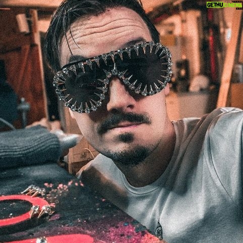 Florian Diedrich - 7.9K Likes - 1 - Pop Shove It wieder ziemlich stabil... Dieses Jahr steh ich den Varial wieder... 😤
2 - Wetter genießen ☀️
3 - Hab so gehofft, dass ich ein major piece aus diesem Drop bekomme! Supreme X Toy Machine 😍😍😍
4 - Zeit für's Beauty Spa... 💅🏻
5 - Diese Brille wird gleich zerstört & zu etwas völlig Anderem umgebaut... 🎭👹
6 - Vanille-Eis ist einfach Liebe... 🍦
7 - Kibbeling auch 🤤
8 - Mein Gesicht, wenn ich einige der Kommentare unter meinem aktuellsten Video sehe 😝😂
9 - Vamp Shirt aus dem aktuellen Drop! Also schau mal vorbei auf WWW.DIED.RICH
Gibt es dieses Jahr etwas Neues für euch, das ihr lernen wollt? 🤔
