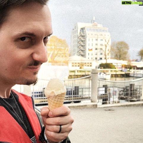 Florian Diedrich - 7.9K Likes - 1 - Pop Shove It wieder ziemlich stabil... Dieses Jahr steh ich den Varial wieder... 😤
2 - Wetter genießen ☀️
3 - Hab so gehofft, dass ich ein major piece aus diesem Drop bekomme! Supreme X Toy Machine 😍😍😍
4 - Zeit für's Beauty Spa... 💅🏻
5 - Diese Brille wird gleich zerstört & zu etwas völlig Anderem umgebaut... 🎭👹
6 - Vanille-Eis ist einfach Liebe... 🍦
7 - Kibbeling auch 🤤
8 - Mein Gesicht, wenn ich einige der Kommentare unter meinem aktuellsten Video sehe 😝😂
9 - Vamp Shirt aus dem aktuellen Drop! Also schau mal vorbei auf WWW.DIED.RICH
Gibt es dieses Jahr etwas Neues für euch, das ihr lernen wollt? 🤔