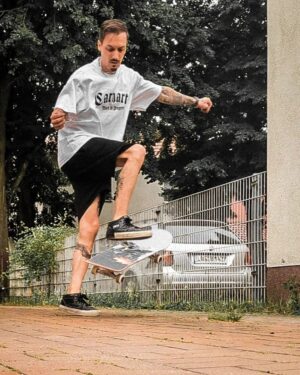 Florian Diedrich Instagram - 1 - Griechischer Philosoph auf Krankenhaus & OP-Drip angelehnt... Is'n Fit, würde ich sagen. 😅😮‍💨 
2 - Never go full Anime Villain... 
3 - Aufnahmen der Deutschen Songs laufen. Album kann sicherlich noch im Juli kommen. Wird ganz geil. 
4 - Work in Progress 
5 - Neues Projekt für IDR... 20% des Gewinns durch Sad People Society Produkte werden immer, jeden Monat an Organisationen zur Suizidprävention gespendet. Nächster @i.died.rich Drop kommt schon sehr bald!!! 
6 - Trick, den ich dieses Jahr unbedingt sicher beherrschen will ist der "Strawberry Milkshake". Finde den wahnsinnig ästhetisch & ich glaub den krieg ich bald sicher hin. 
7 - Hot Summer Drip... 
8 - Zur Entspannung trägt er die Gesichter seiner Opfer... 
9 - Neuer Anzug aus dem @adlershofer_fundus 
10 - Irgendwie sieht einer von uns beiden deutlich entspannter aus als der Andere... Hmmm...