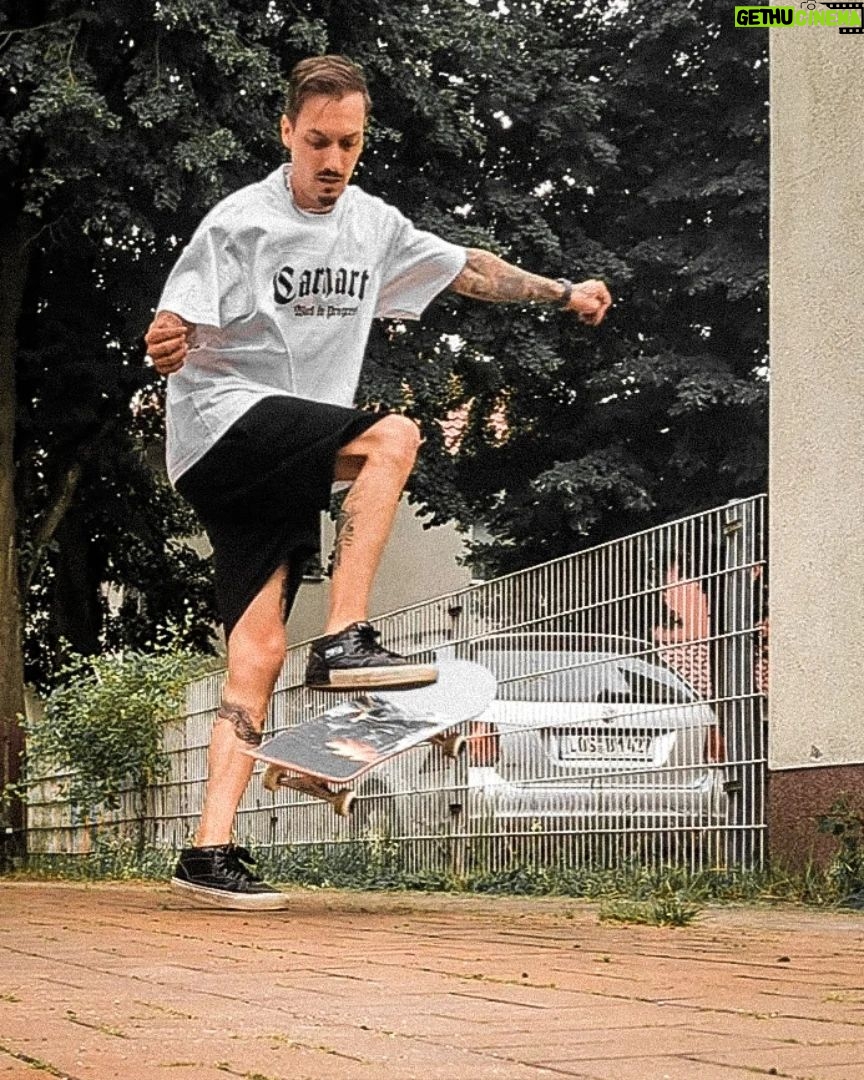 Florian Diedrich - 14.5K Likes - 1 - Griechischer Philosoph auf Krankenhaus & OP-Drip angelehnt... Is'n Fit, würde ich sagen. 😅😮💨
2 - Never go full Anime Villain...
3 - Aufnahmen der Deutschen Songs laufen. Album kann sicherlich noch im Juli kommen. Wird ganz geil.
4 - Work in Progress
5 - Neues Projekt für IDR... 20% des Gewinns durch Sad People Society Produkte werden immer, jeden Monat an Organisationen zur Suizidprävention gespendet. Nächster @i.died.rich Drop kommt schon sehr bald!!!
6 - Trick, den ich dieses Jahr unbedingt sicher beherrschen will ist der "Strawberry Milkshake". Finde den wahnsinnig ästhetisch & ich glaub den krieg ich bald sicher hin.
7 - Hot Summer Drip...
8 - Zur Entspannung trägt er die Gesichter seiner Opfer...
9 - Neuer Anzug aus dem @adlershofer_fundus
10 - Irgendwie sieht einer von uns beiden deutlich entspannter aus als der Andere... Hmmm...