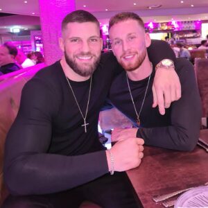 Florian Munteanu Instagram - Because brothers don't let each other wander in the dark alone @santi_el_lobo ❤