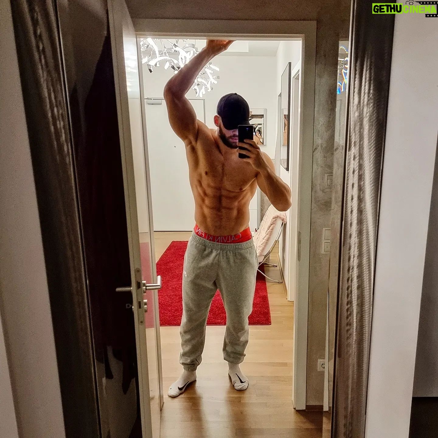 Florian Munteanu - 46.9K Likes - Christmas shape 🎅🏼🎄