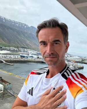 Florian Silbereisen Instagram - Jungs gebt alles und heizt uns ein!!!🔥⚽️
Hier in Island ist es Eiskalt…
Grüße vom Traumschiff!

#em2024