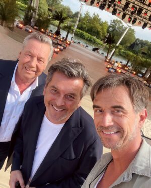 Florian Silbereisen Instagram - Heute gibt’s Sommer-, Strand- und Schlagerstimmung pur! Wir feiern wir alle gemeinsam DIE GROSSE SCHLAGERSTRANDPARTY 2023! 🥳

@rolandkaiseroffiziell und @thomasanders_official sind auf jeden Fall mit dabei – Ihr auch? 😉
Heute ab 20.15 Uhr im Ersten und im ORF! 😊

PS: Im Anschluss beantworten in der ARD-Mediathek sowie auf www.feste.tv die Stars der Show jede Menge Eurer Fragen im WEB-Magazin zur SCHLAGERSTRANDPARTY!