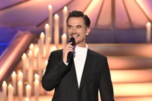 Florian Silbereisen Instagram - Fröhlichen 3. Advent! 🕯🕯🕯 In einer Woche ist bereits Heilig Abend und morgen können wir alle gemeinsam in die Weihnachtswoche starten:

Mit Andrea Berg, Roland Kaiser, Vicky Leandros, DJ Ötzi, Ella und Norbert Endlich, Frank Schöbel, Semino Rossi, Oli.P, Nicole, Ross Antony, Patricia Kelly, Ramon Roselly und vielen mehr! 🎤

🎄 Am Montag, um 20.15 Uhr im Ersten: ALLE SINGEN WEIHNACHTEN! DAS GROSSE ADVENTSFESTSINGEN 2023