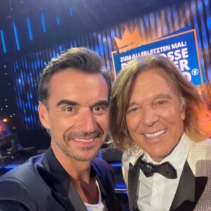 Florian Silbereisen Instagram - Heute steht er ein allerletztes Mal auf der Bühne! Danke, für diese unvergessliche Zeit, lieber Jürgen! Aber bevor Du gehst, feiern wir heute noch einmal eine unvergessliche Party!!!

Gemeinsam mit Maite Kelly, Roland Kaiser, Ben Zucker, Ross Antony, Mickie Krause, Melissa Naschenweng, Thomas Anders, David Hasselhoff, Andy Borg, Beatrice Egli, Andreas Gabalier und vielen weiteren Stars!

Um 20.15 Uhr im Ersten und im ORF: ZUM ALLERLETZTEN MAL: DER GROSSE SCHLAGERABSCHIED!