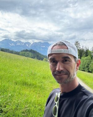 Florian Silbereisen Instagram - Unsere große Stadionshow zum Jubiläum steht kurz bevor! 🤩 Ein bisschen frische Luft schnappen und den Kopf freipusten zwischen den Proben... und ein kleines Gebet – das gibt Energie und Kraft!

Am Wochenende feiern wir alle gemeinsam!!! Um 20.15 Uhr im Ersten und im ORF:

SCHLAGERBOOOM OPEN AIR – DIE STADIONSHOW IN ÖSTERREICH 

#SCHLAGERBOOOMOPENAIR2024
#SCHLAGERBOOOMOPENAIR