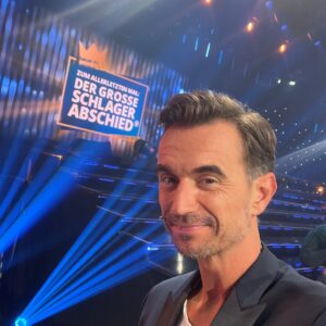 Florian Silbereisen Instagram - Es wird emotional, denn zusammen mit Maite Kelly, Roland Kaiser, Ben Zucker, Ross Antony, Mickie Krause, Melissa Naschenweng, Thomas Anders, David Hasselhoff, Andy Borg, Beatrice Egli, Andreas Gabalier und vielen weiteren Stars verabschieden wir uns morgen von einer Legende! 👑 Wir versprechen Euch, zum Abschied lassen wir es aber nochmal richtig krachen! 🤩

ZUM ALLERLETZTEN MAL: DER GROSSE SCHLAGERABSCHIED! 

Am Samstag, um 20.15 Uhr, im Ersten und im ORF!