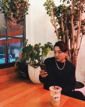 Flowsik Instagram - ☕️ 🪴 😏 

📸: @meddyleey