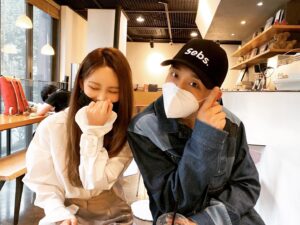 Flowsik Instagram - 🤦‍♀️ x🧏‍♂️ 🤣🤣 chill day with Qri