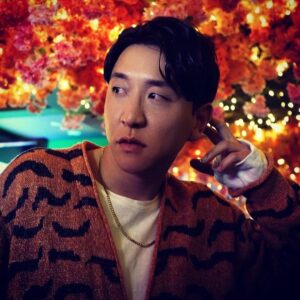 Flowsik Instagram - yellow glow made out of gold