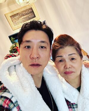 Flowsik Instagram - pics did not go well at all today 🤣 Merry Christmas! 🎁🎄❤️

#merrychristmas #happyholidays #loveyou