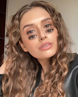 Frances Sholto-Douglas Instagram - Just came to apologize for blue-ticking all messages. It’s good to be home!!!
