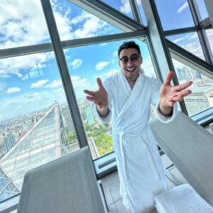 Francesco Bellissimo Instagram - Spa and pool time at Club on the Park! 🧖‍♂️ ☀️
スパとプールの時間！😂✌️
Un momento di relax tra una battaglia e l’altra!❤️

#ベリッシモ #料理研究家 #料理研究家ベリッシモ #イタリア料理研究家ベリッシモフランチェスコ #ペリッシモフランチェスコ #gladiator #francescobellissimo #billionaireincorporated #shinjuku #shinjukutokyo #parkhyatttokyo #luxury #luxurylifestyle #vitamondana #芸能人 #外国人タレント #俳優 #imprenditore #chef #cheflife #イタリア人 #お洒落 #spa #clubonthepark #パークハイアット #人生を楽しもう #enjoylife #smile #spqr