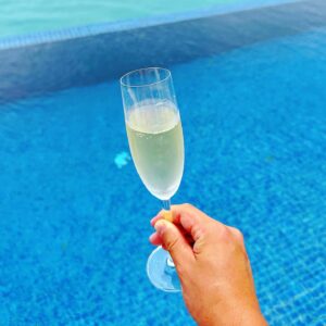 Francesco Bellissimo Instagram - Franciacorta time in infinity pool at Conrad Koh Samui!🥂✨
海を眺めながらプール内でイタリア産の美味しいスパークリングワインを飲むと、最高のインスピレーションが浮かびます！これからも仕事を頑張るぞ。乾杯!👍
Un buon Franciacortino di rito nella piscina infinita!❤️

#ベリッシモ #料理研究家 #イタリア料理研究家ベリッシモフランチェスコ #イタリア料理研究家 #料理研究家ベリッシモ #イケオジ料理研究家ベリッシモフランチェスコ #イケオジ #イケメン #筋肉 #プール #pool #poolside #conradkohsamui #kohsamui #サムイ島 #コンラッドコサムイ #luxurylifestyle #luxury #infinitypool #vitamondana #actorlife #俳優 #イタリア人 #イタリア人俳優 #芸能人 #lifestyle #ライフスタイル #italianstyle #italian