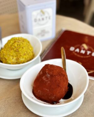 Francesco Bellissimo Instagram - After a long time, I finally returned to Pizzo and had the pleasure of delighting my palate with the delicious Pizzo truffle! ❤️🍧
久しぶりにピッツォに来て、激うまタルトゥーフォを頂きました！感謝！🥰🇮🇹
Dopo tanto tempo, finalmente sono tornato a Pizzo e ho avuto il piacere di deliziare il mio palato con il delizioso tartufo di Pizzo! 😋✨

#ベリッシモ #料理研究家ベリッシモ #イタリア料理研究家 #イタリア #イタリアン #イタリア料理 #カラブリア #カラブリア料理 #ピッツォ #pizzo #pizzocalabro #calabria #tartufodipizzo #gelato #gelatoartigianale #おいしい #italia #italianfood #italiangelato #gourmet #cake #cakestyle #dessert #bardantepizzo #deliziecalabresi #南イタリア #南イタリア料理 #enjoyfood #enjoylife