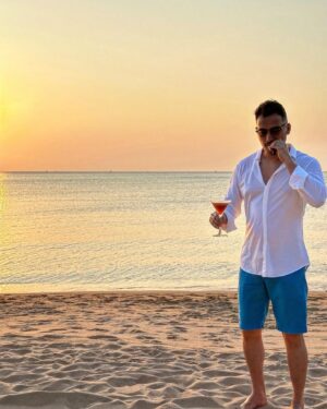 Francesco Bellissimo Instagram - Sunset is the opening magic of the night.✨✨
Sunset, Cigar and cocktail in Pattaya🍹☀️🏝️
夕日とシガーとカクテルの時間😉
Il tramonto, il sigaro ed un buon Martini in Pattaya!😂

#ベリッシモ #料理研究家 #料理研究家ベリッシモ #イタリア料理研究家ベリッシモフランチェスコ #francescobellissimo #chef #tvchef #beach #luxurylifestyle #luxury #beachlife #sunset #dapperlife #dapper #fashionstyle #fashionista #thailand #pattaya #upattaya #sprezzatura #vitamondana #cigar #cigarlifestyle #cigaroftheday #cocktails #pattayabeach #俳優 #芸能人 #イタリア人