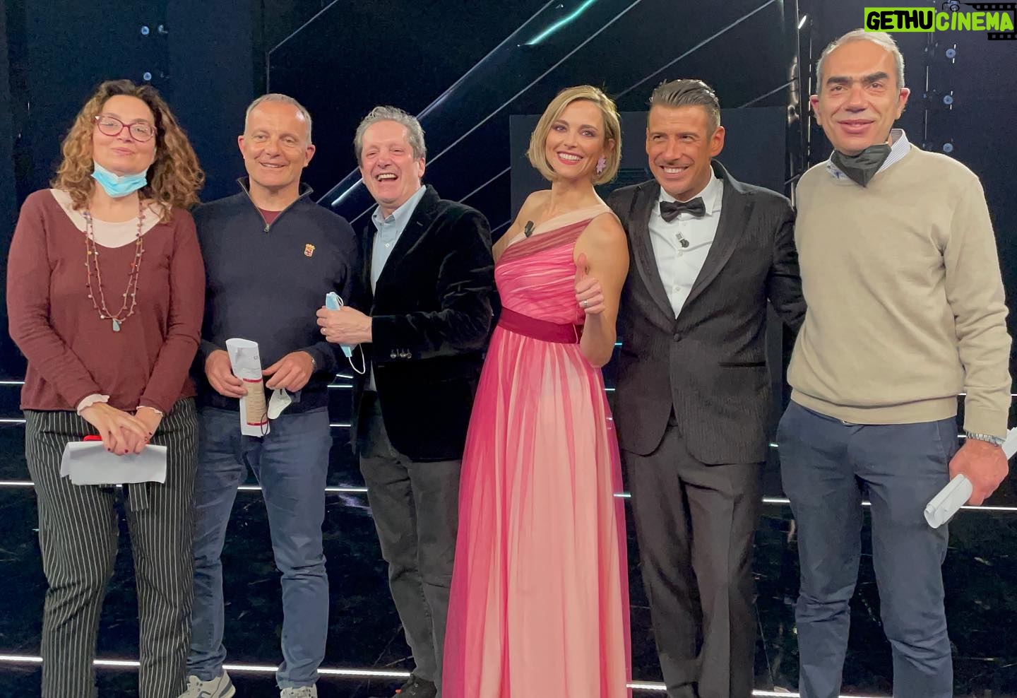 Francesco Gabbani - 3 Likes - Tanti i momenti che abbiamo condiviso, dalle prime interviste, a tutto il lavoro svolto per “Ci Vuole Un Fiore”…
Non posso non pensare al tuo sorriso, alla tua sensibilità, alla tua grande cultura…
Avrei passato ore a parlare con te.
Oggi è un giorno molto triste…
ti porterò sempre con me!
Ciao Ernesto, manchi già!