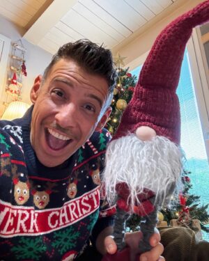 Francesco Gabbani Instagram - ...Natale in un qualsiasi lunedì🎄🎅🏼

Buon Natale a tutti! ❤️