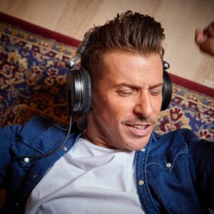 Francesco Gabbani Instagram - Spazio Tempo DISCO DI PLATINO, novità in arrivo e concerti in vista!
C’è tanto per cui essere felici 🪐⏳💙

Ph @danielebarracodotcom
#SpazioTempo @artistfirst @ma9promotion @bmgitaly