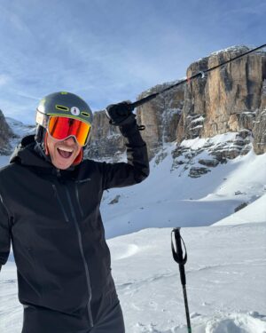 Francesco Gabbani Instagram - Da qui la vi(s)ta è meravigliosa!

Così vicino all’ispirazione ❄️⛷️🏔️