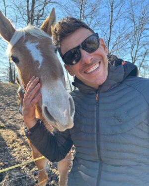 Francesco Gabbani Instagram - Hey, abbiamo una comunicazione per voi! 📢🐴

Le prevendite per i concerti al Nelson Mandela Forum di FIRENZE del 15 marzo 2025 e alla Kioene Arena di PADOVA del 22 marzo 2025 sono aperte ora!

🎫 Biglietti su @ticketone.it e nei punti vendita abituali
Link in bio e nelle stories

#FrancescoGabbani #Tour2025  @artistfirst @ma9promotion @bmgitaly
Ph @danielebarracodotcom