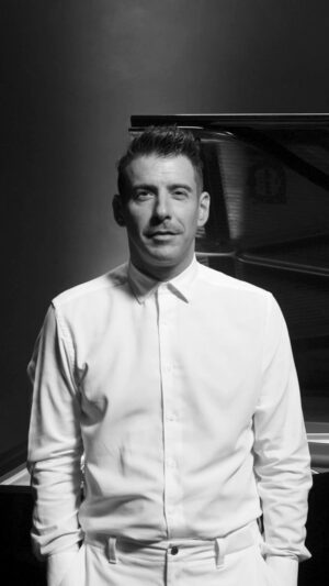 Francesco Gabbani Instagram - «E se ieri sbiadisce
e domani non lo vediamo
è adesso che è perfetto
perché adesso ci siamo»

Soon… 🪐⏳