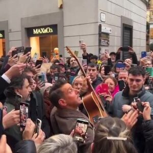 Francesco Gabbani Instagram - È successo davvero… 💐❤️ #sanremo2024