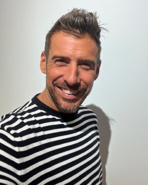 Francesco Gabbani Instagram - A differenza di quanto annunciato in precedenza, mi spiace informarvi che il brano “Al di là” non sarà presente nella colonna sonora della nuova stagione de “Un professore” perché purtroppo negli ultimi giorni sono venute meno alcune condizioni necessarie affinché ciò accadesse.
Insieme al mio staff ho deciso che il brano uscirà più avanti e sarà accompagnato da un bellissimo video che conterrà le immagini live che abbiamo girato in occasione della nostra festa del 9 settembre a Carrara.
Nella serie rimarrà però presente “Spazio tempo”, sigla della Fiction.
Ci tengo a fare un grande in bocca al lupo alla nuova serie di prossima uscita.

#Aldilà #UnProfessore #UnProfessore2