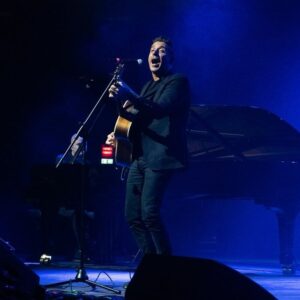 Francesco Gabbani Instagram - Lo scorso 2 novembre la mia amata terra ha vissuto momenti critici e spaventosi, come già successo in passato.
C’è ancora tanto da ricostruire: case, strade, negozi, spazi pubblici, con tanto di attività e imprese in ginocchio.
Un piccolo tassello abbiamo cercato di aggiungerlo noi, nel nostro piccolo, ieri sera al @tuscany_hall di Firenze, per sostenere la nostra Toscana colpita dall’alluvione.
Grazie a tutti per esserci stati e per aver contribuito!
Non molliamo... Ripartiamo 💪🏼
Ph. @lucabrunetti_photo 

#ToscanaeFriends #ripartiamo #alluvione #Toscana #crisiclimatica @pieropelufficiale @fiorellamannoia @stefanomassini.official