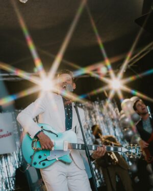 Francesco Gabbani Instagram - «Felici e deliranti» sul set del videoclip di #FruttaMalinconia 🫶🏼🎬

Ph @claudioditrapani__
@artistfirst @ma9promotion @bmgitaly @roundddddddddd