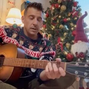 Francesco Gabbani Instagram - ...Natale in un qualsiasi lunedì🎄🎅🏼

Buon Natale a tutti! ❤️