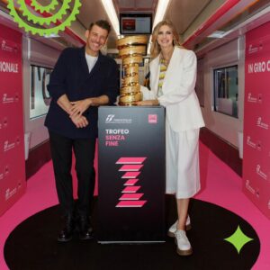 Francesco Gabbani Instagram - Oggi la vista è mozzafiato! Il #TrofeoSenzaFine, @martycolombari e @francescogabbani sono a bordo di Regionale di Trenitalia che affianca i campioni del @giroditalia nella tappa Genova-Lucca. Un’emozione e uno spettacolo unico. Chi ama il Giro, gira con Trenitalia.
#TrenitaliaOfficialGreenCarrier #Trenitalia #trenitaliaregionale #ADV #GirodItalia #giro #iogirointreno